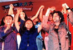 Fardeen Khan with Yuva Start Hasina Kharbih in an episode of Haath Se Haath Mila.
