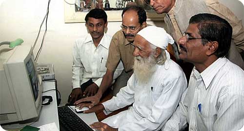 चित्र में रविशंकर बहुगुणा को निरंतर का अंक दिखाते हुये। एकदम दायें बैठे हैं पर्यावरण पत्रिका के संस्थापक खुशाल सिंह। सुंदरलाल बहुगुणा
